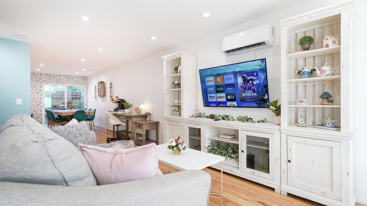 Santa Ana Apartment | Alice in Wonderland ☞ Self Check-In ☞ W/D ☞Free Parking☞2 Story ☞ Near Disney ☞