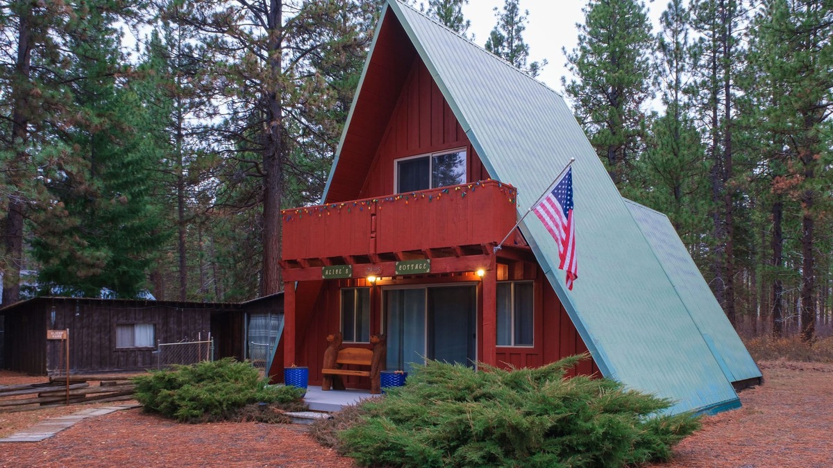 Klamath Lake Ski Chalet | Alice's Cottage in Rocky Point