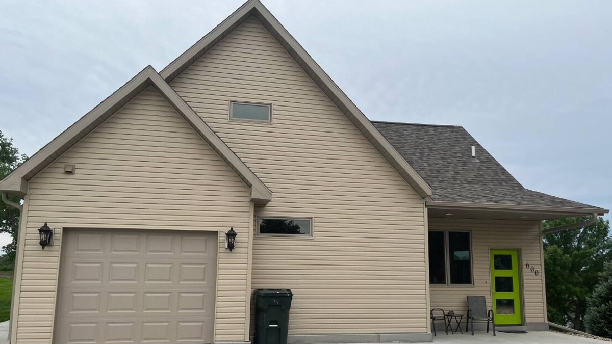 Dakota City House | Alien Point nRiverfront home for a relaxing getaway