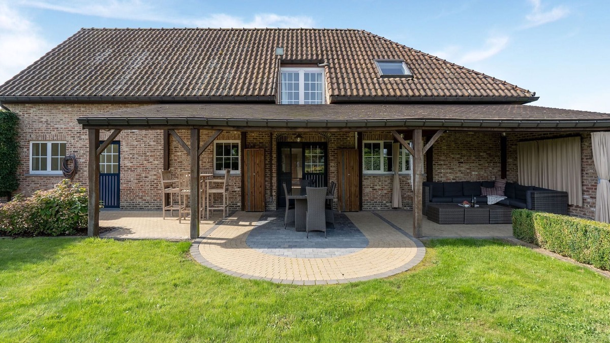 Alken House | Alken Farm Stay with Terrace