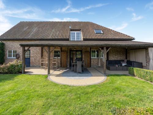 Alken House | Alken Farm Stay with Terrace