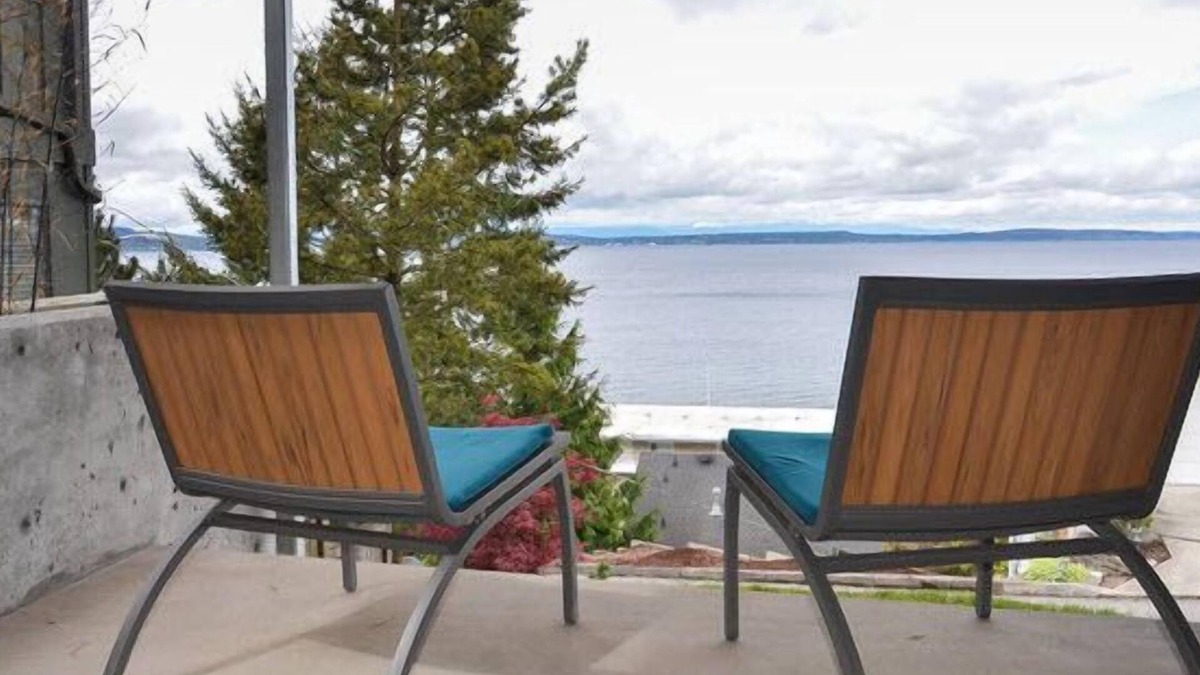 North Admiral Apartment | Alki Beach Studio Oasis- Quiet Escape & Sweeping Ocean Views. Parking & AC.