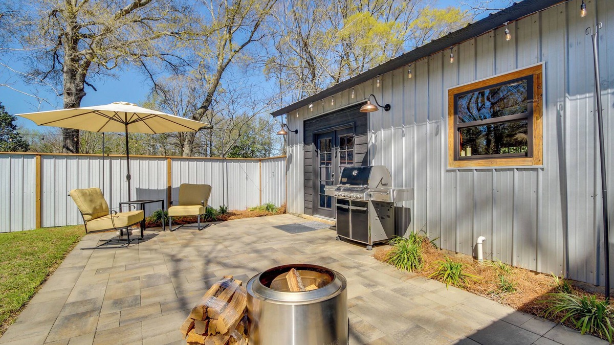 Perkinston Cottage | 'All About the Buzz' Cottage w/Patio & Yard!