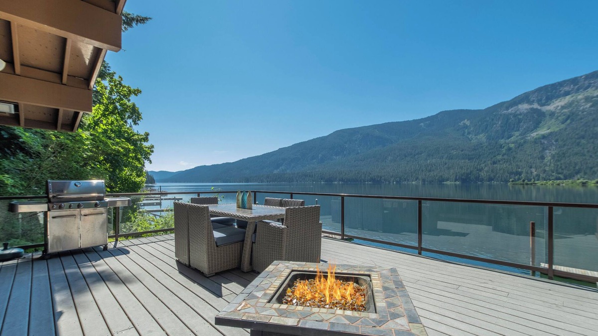 Leavenworth House | All About the Lake-Lakefront, Hot Tub, Dogs, Dock