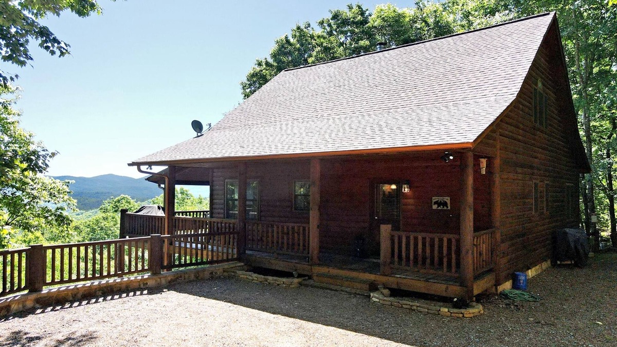 Ridges Over the Lake Cabin | All About The Views | Luxury 4 Bed, 3 Bath- Hot Tub-Great Views-Wifi