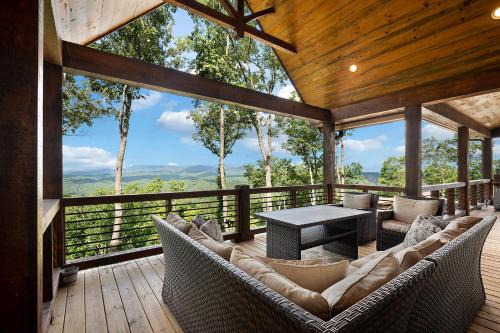 Blue Ridge House | All Decked Out - Blue Ridge Heights - Luxury, Pet-friendly, Hot Tub, Spacious Deck, Mountain Views, 5 minutes to Downtown - Blue