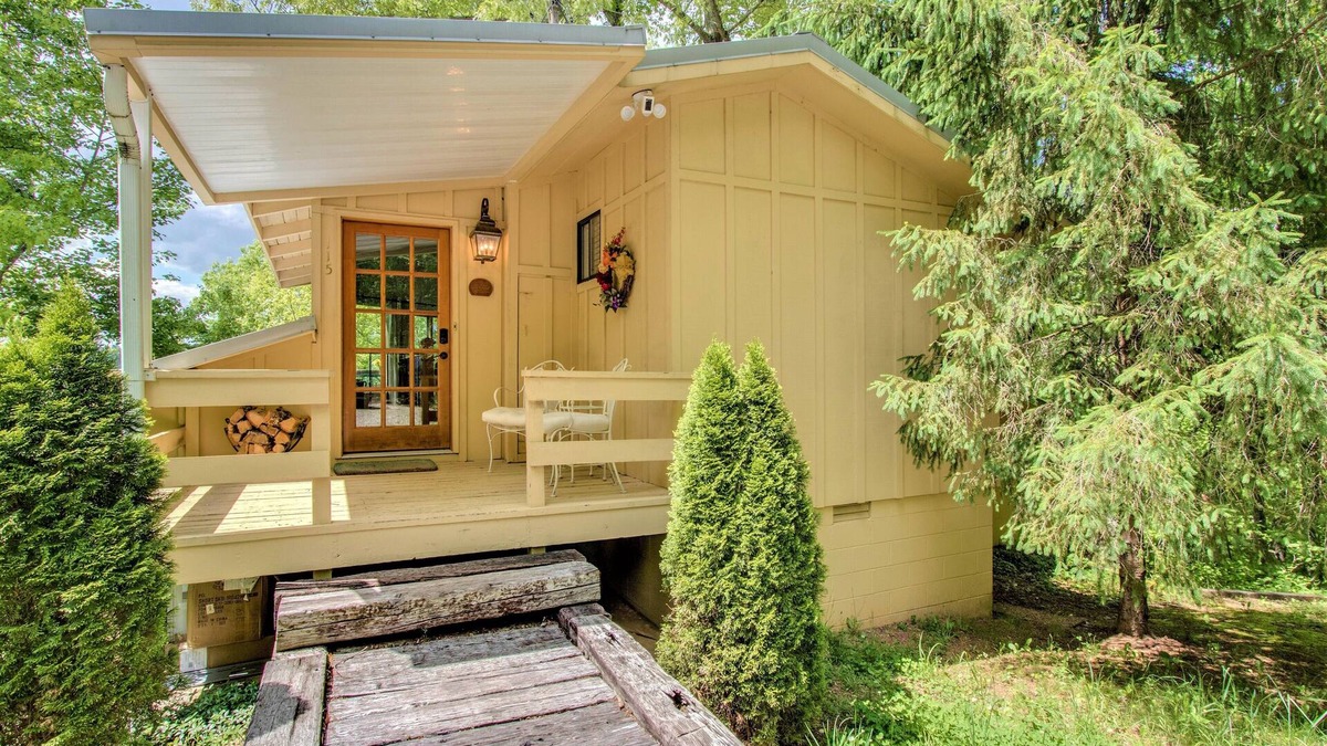 Smithville Ski Chalet | All Decked Out Center Hill Lake