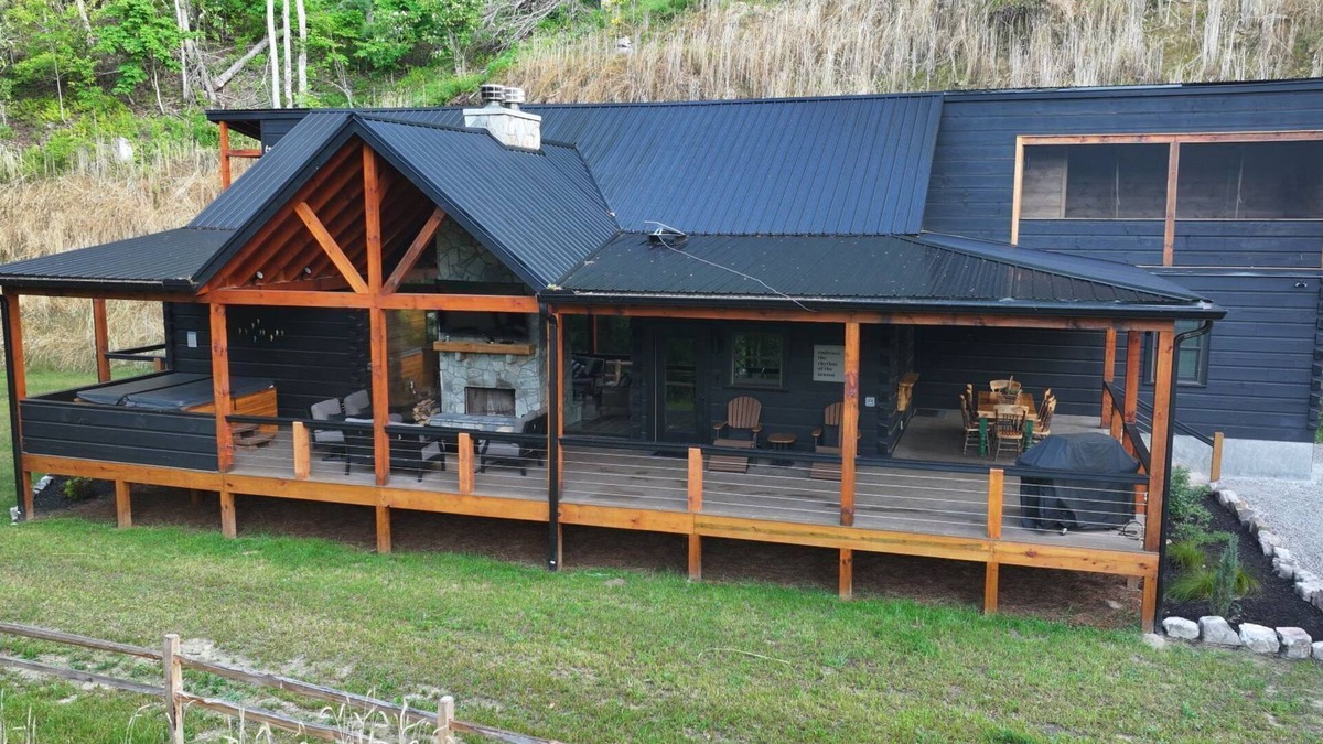 Topton Cabin | All Decked Out-Pet Friendly, Luxury Log Cabin Rental, High Speed Internet, 4 Decks, Swinging Day Bed, Large Hot Tub-Nantahala NC.