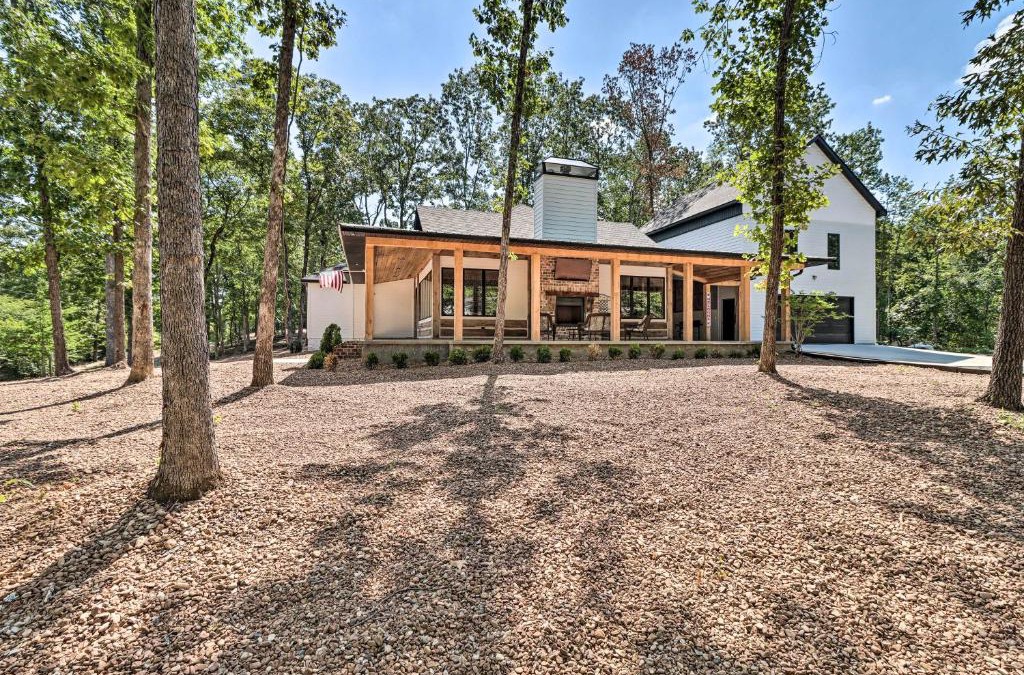 Edgemont House | All-Encompassing Lakehouse with Modern Accents!