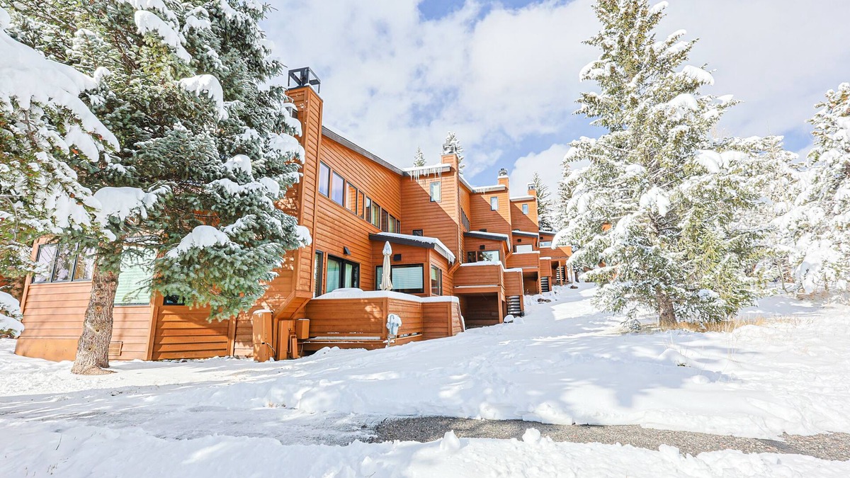 Keystone House | All engineered flooring Updated Townhome close to everything Sleeps 6!