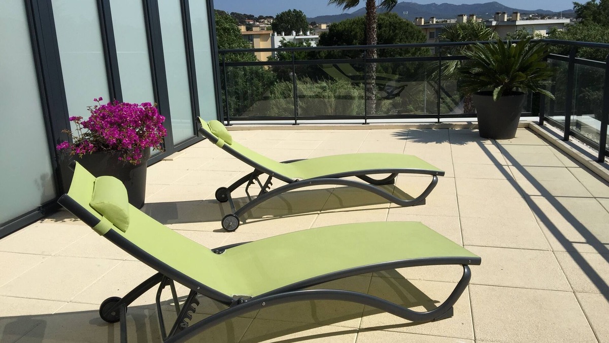 Sanary-sur-Mer Apartment | ALL FOOT - SOUTH COAST - SECURED GARAGE - 4 STAR RANKING - wireless -CLIM