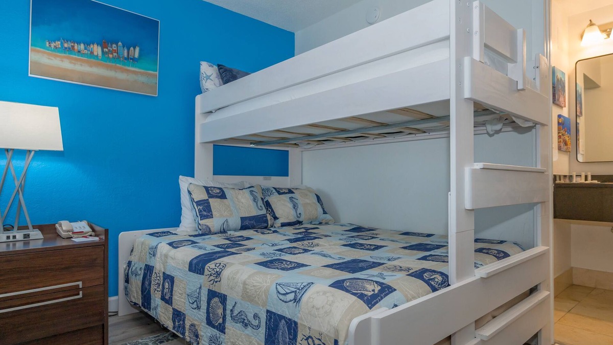 Trailer Estates Hotel | All-New, Bunk Bed, Huge Pool, 70" TV, Tiki Bar & Grill!