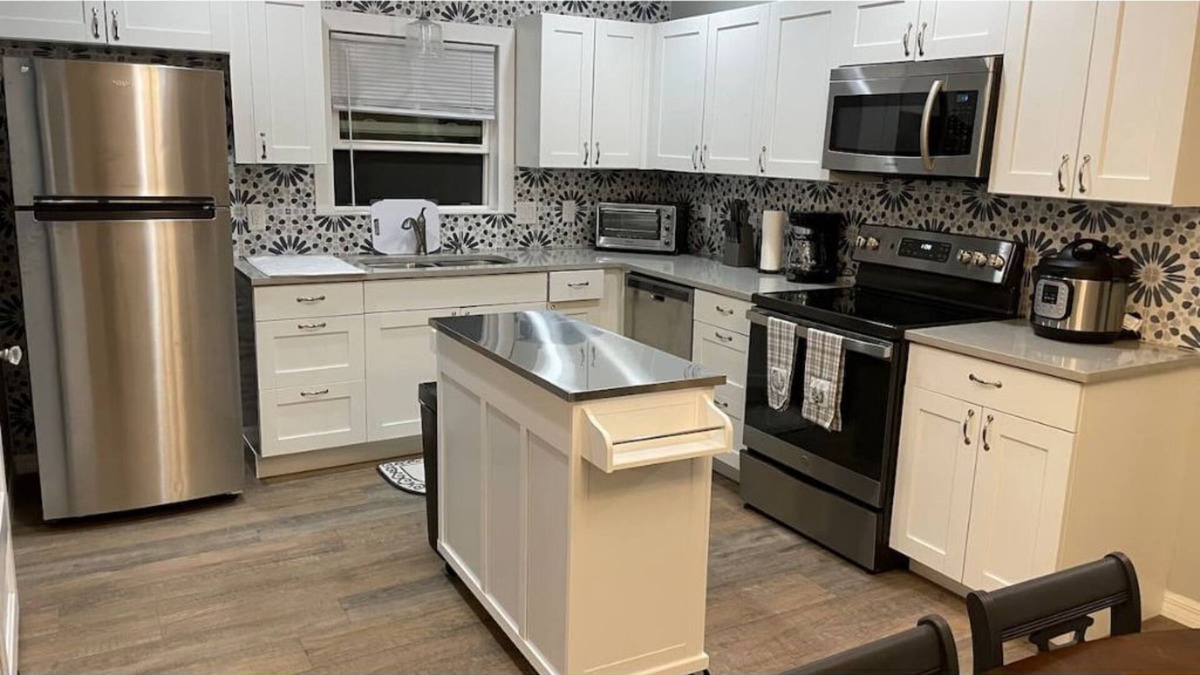 DeLand House | All New Deland Den 4BR, pool, blocks fr Stetson & Downtown