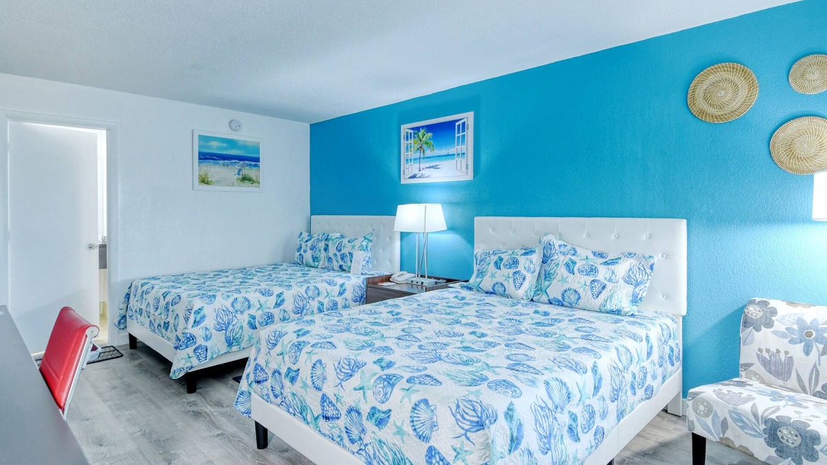 Trailer Estates Hotel | All-New, First Floor, Huge Pool, 70" TV, Tiki Bar!