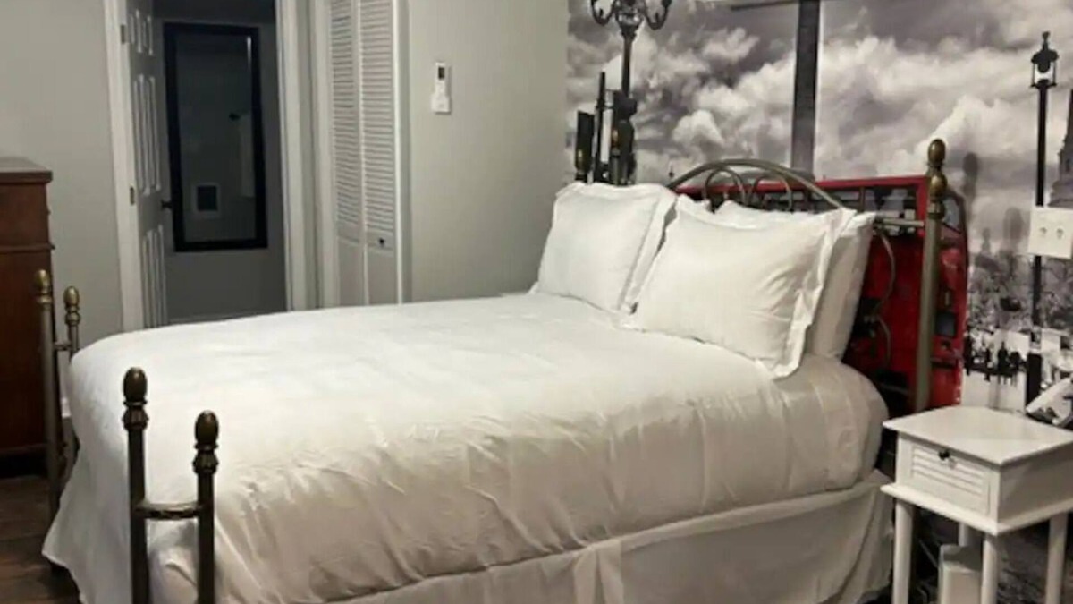 Wallingford Center Apartment | All New Studio apartment in center of town