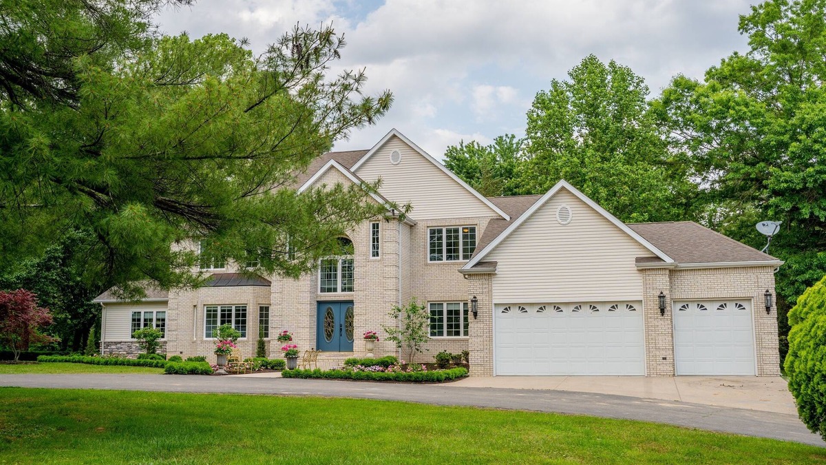 Carbondale House | All Pine Manor Estates Properties Available for Thanksgiving!