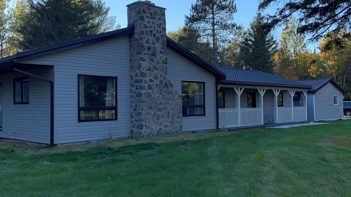 Kazabazua Cottage | All - Season Cozy Retreat Nestled In The Heart of The Village