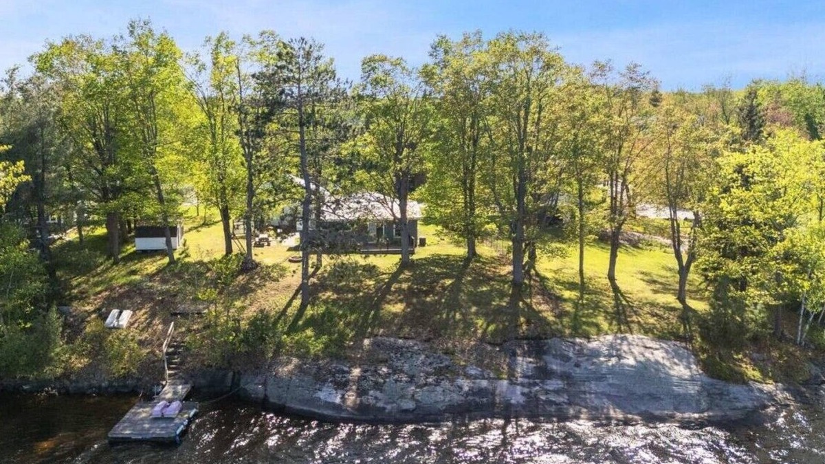 MacTier Cottage | All season Lakefront cottage!