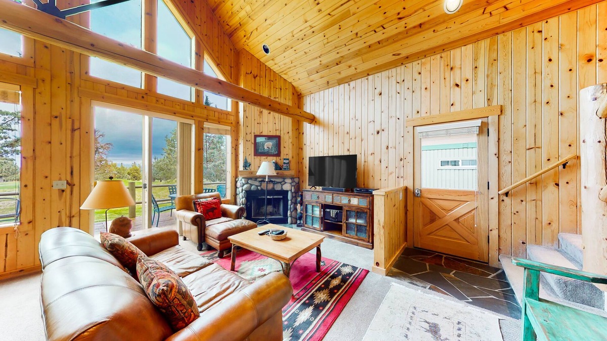 Redmond Ski Chalet | All-season resort retreat with hot tub, fairway views, fireplace, & grill