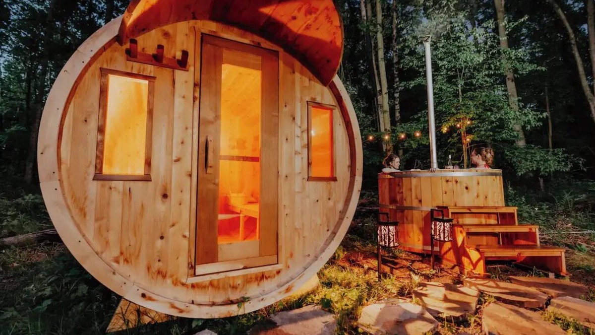 Langton Cabin | All Season Tiny Home in Forest with Sauna, Hot Tub & Wifi