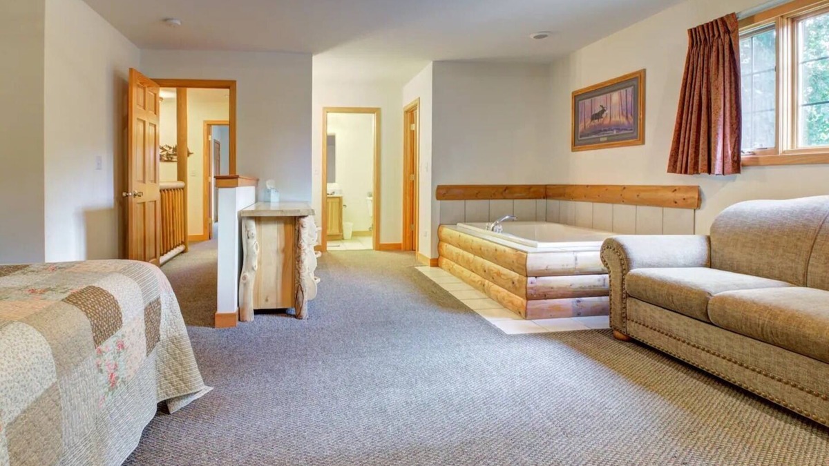 Oglesby House | All Season Villa - Starved Rock area!