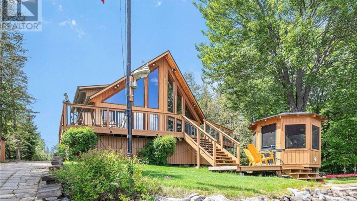 Laurentian Valley Cottage | ALL Season Waterfront Cottage with WIFI, BBQ, Beach & Boat Ramp
