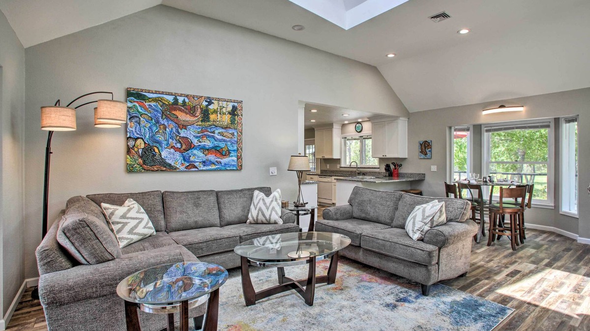 Chewelah House | All-Seasons Chewelah Home: Fish, Golf & Ski!