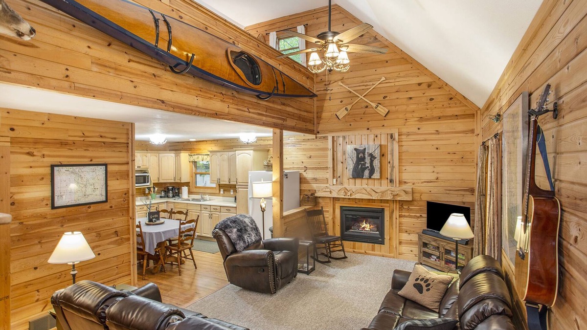 Irons Cabin | All-Seasons Woodland Escape: Fire Pit, Deck, Grill