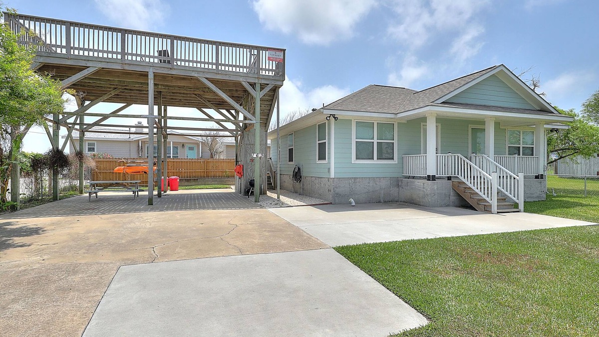 Rockport House | All-suite bay-view home with yard, kayak, & rooftop deck with panoramic views