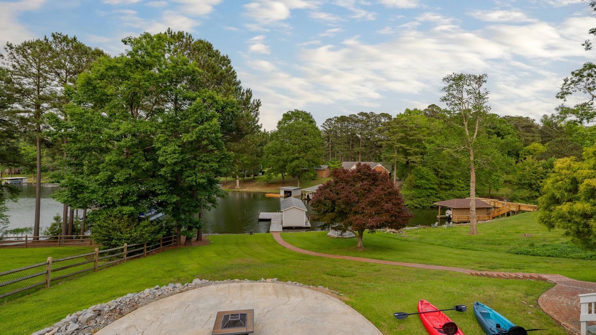 Myrick Estates House | All the comforts of home in a gorgeous, relaxing lakefront home