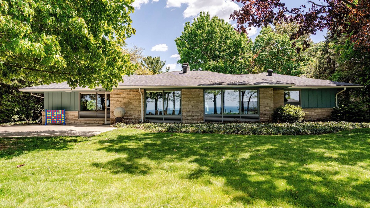 Riverside House | All The Waters Retro Home on Lake Michigan- PRIVATE BEACH-Large, shaded backyard