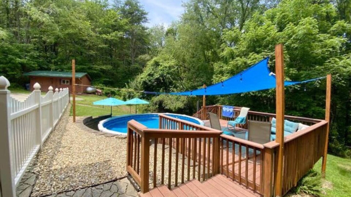 Logan Cabin | All Year Fun! Pool w Deck, Hot Tub, Foosball, Air Hockey, Nature, Pet Friendly!