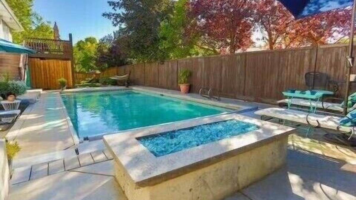 Sandy Apartment | All Year Heated Pool, King Beds, Large Apartment, Ski & Hiking, Mountain View