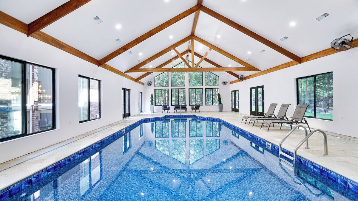 Bushkill House | All Year Indoor Pool & Sauna ~ Hot Tub ~ Fire Pit ~ Game Room ~