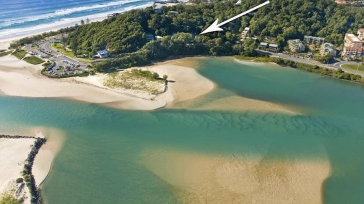 Currumbin House | Alley Beach House Currumbin with rooftop deck & plunge pool opposite the beach