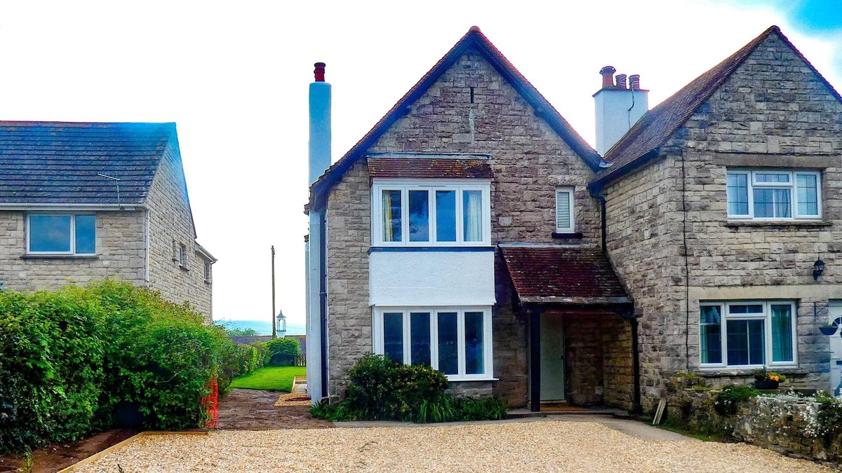 Corfe Castle Village House | Allingtons (Sleeps 8 + Baby)