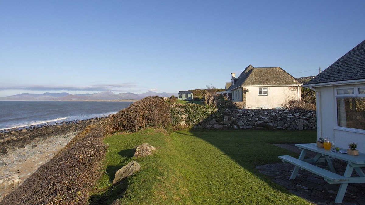 Llanfair Cottage | ALLT Y MOR, pet friendly, with open fire in Harlech