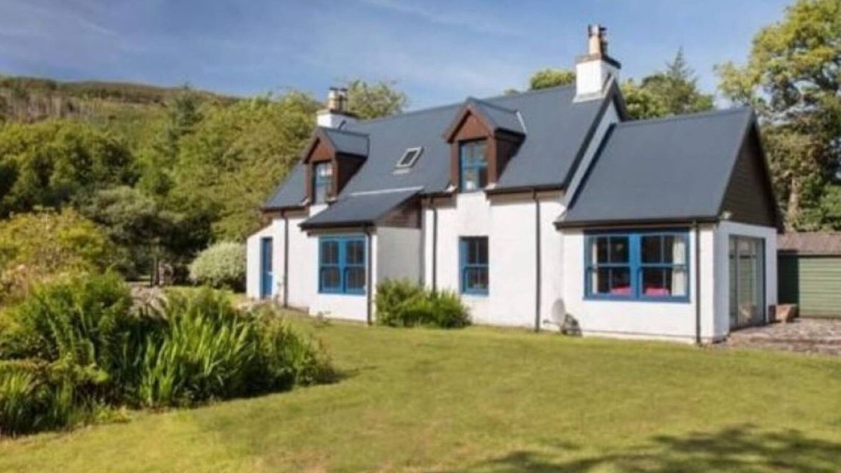 Gruline Cottage | Alltcreich - shore side pet-friendly cottage with amazing views