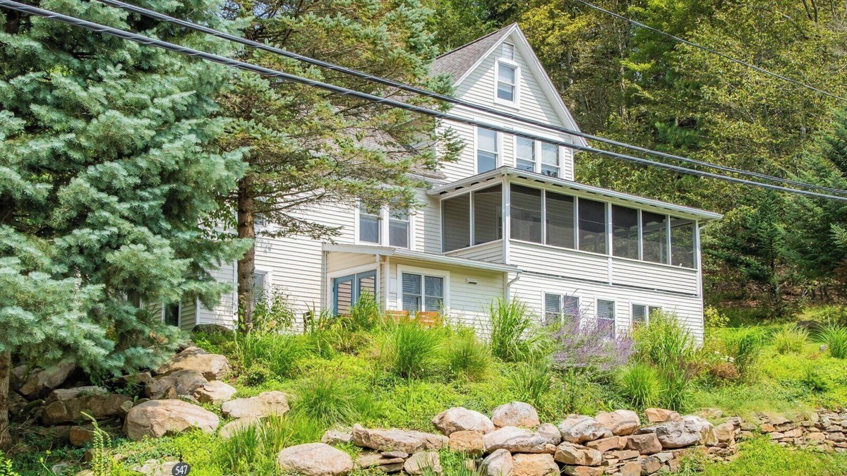 Eagles Mere House | Allura - Robin Vacation Rentals