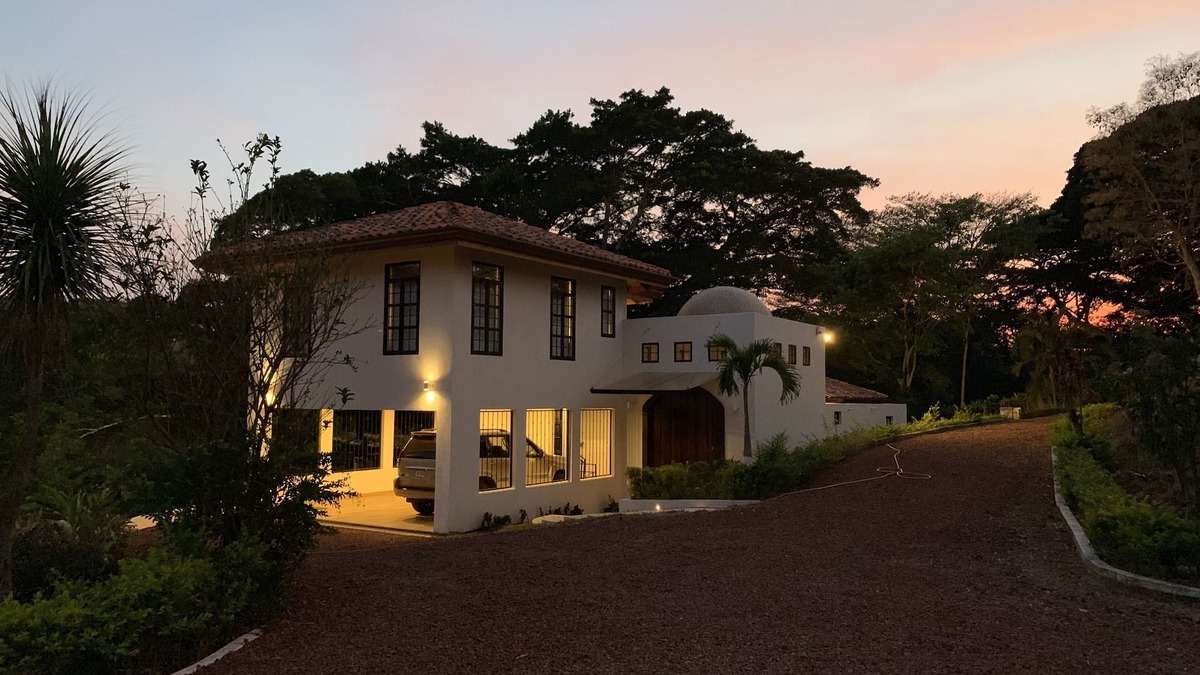 Garabito House | Alluring Paradise in the Mountains of Atenas