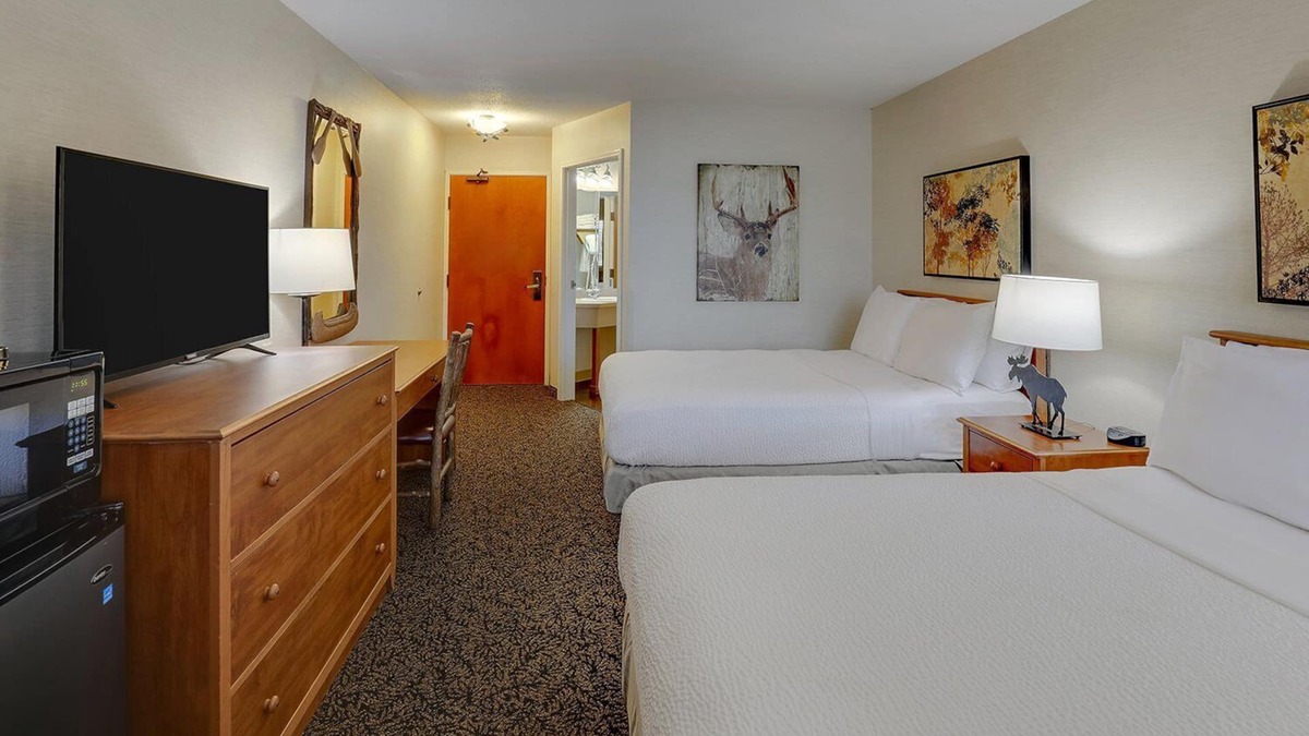 Quincy Hotel | Alluring Quincy Stay! Panoramic Views, Indoor/Outdoor Pool | 3 Units