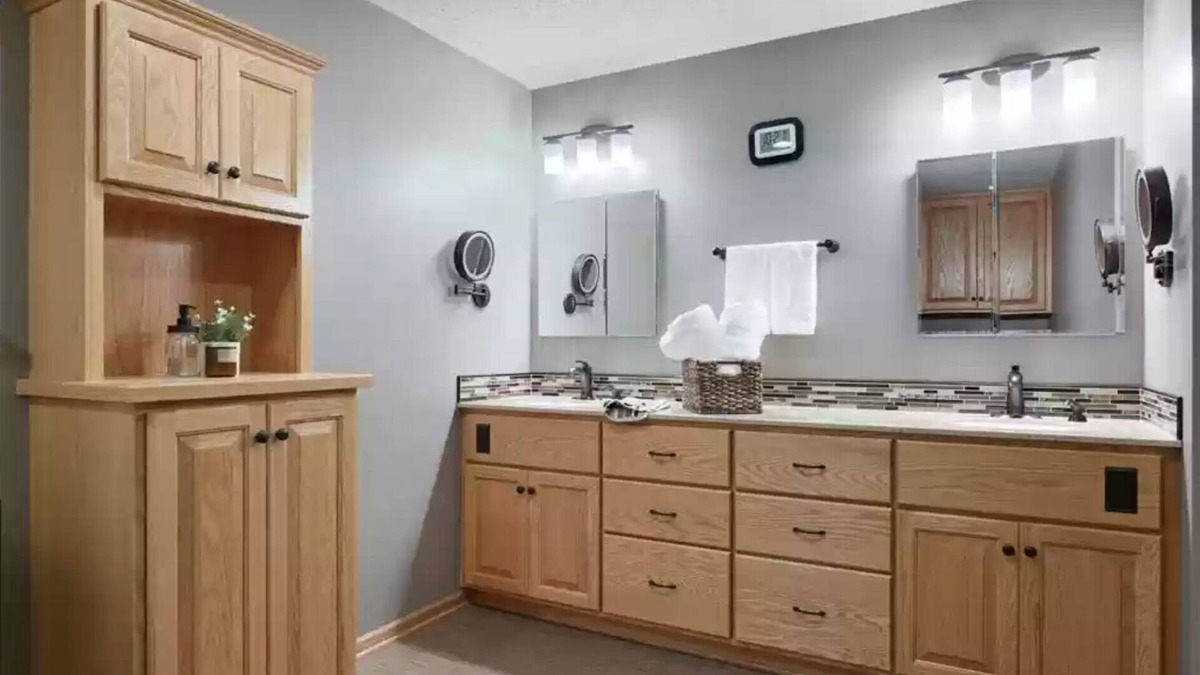 Chanhassen House | Almost 2 acre remodeled 5 bed room 4 bath one mile south of Excelsior