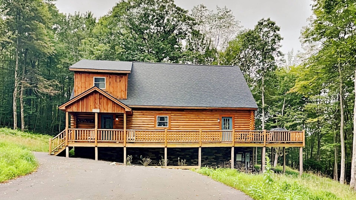 McHenry House | Almost Eden | Hot Tub, 5 Mins to Skiing + Golf