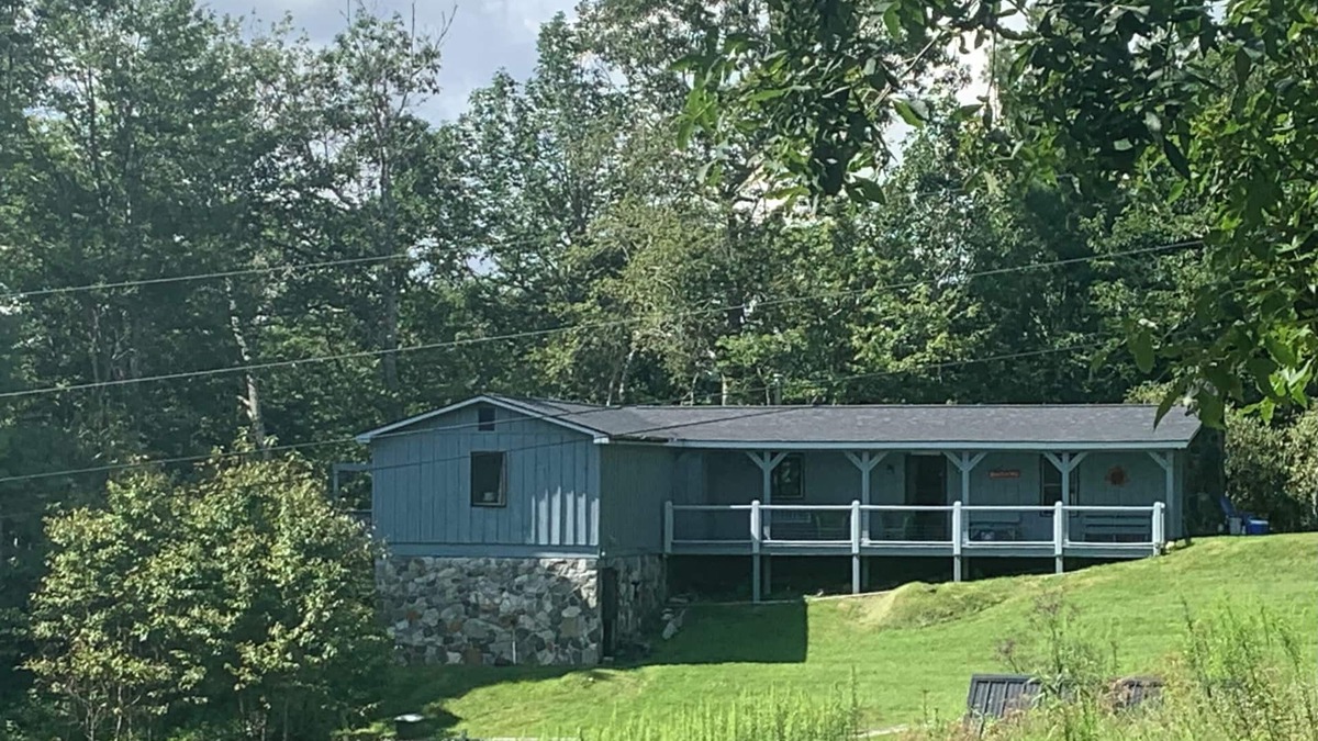 Creston House | Almost Heaven - Quiet Mountain Home