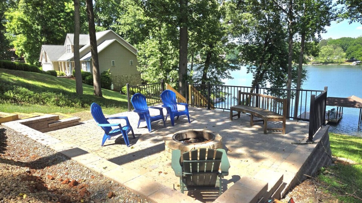 Moneta House | Almost There- Fire pit, dog friendly sleeps 6