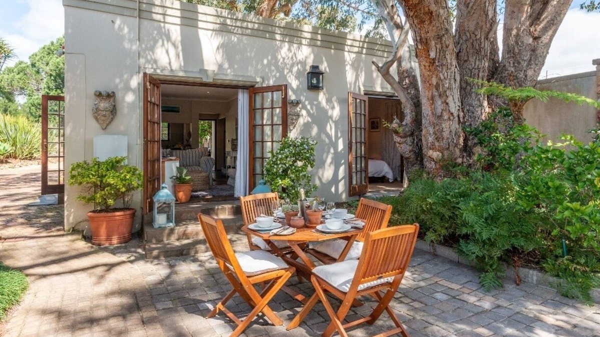 Cape Town Apartment | Aloe Cottage on private estate with access to walking trails of Constantia