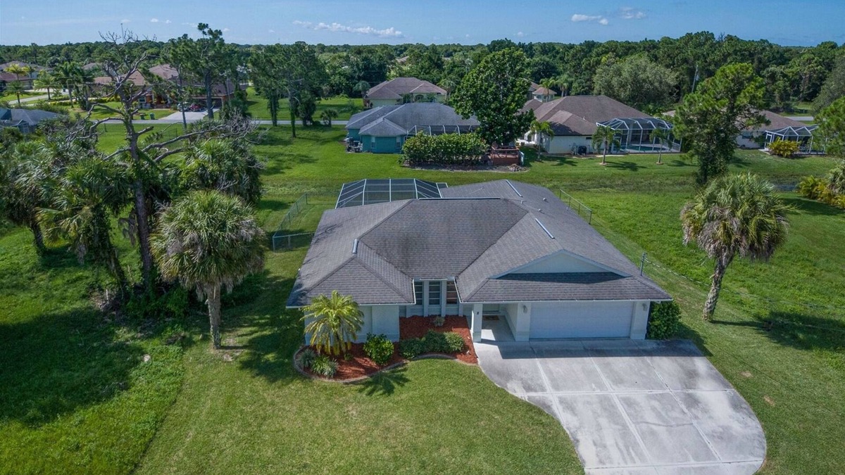 Long Meadow House | Aloha Shores | Pet friendly | Pool | fenced yard