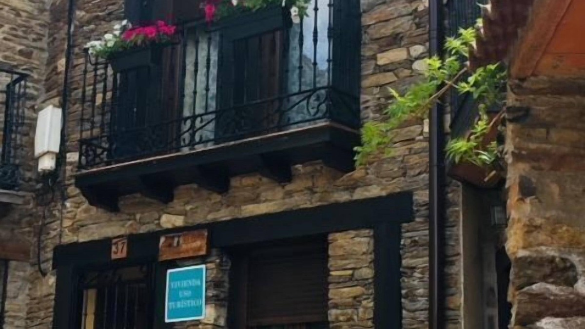 Montejo de la Sierra Cottage | Alojamientos El Horno for 3 people