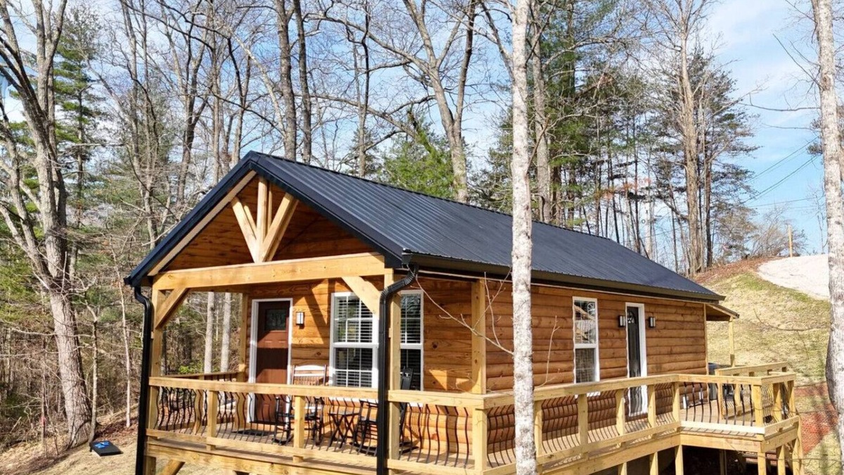 Campton Apartment | Alone At Last - New LUX - WiFi - Hot Tub