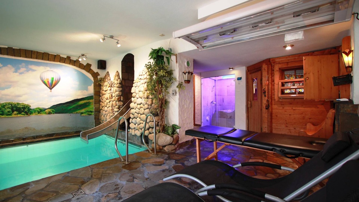 Zell Apartment | Alone in indoor pool, sauna, steam sauna, directly on the banks of the Moselle, balcony